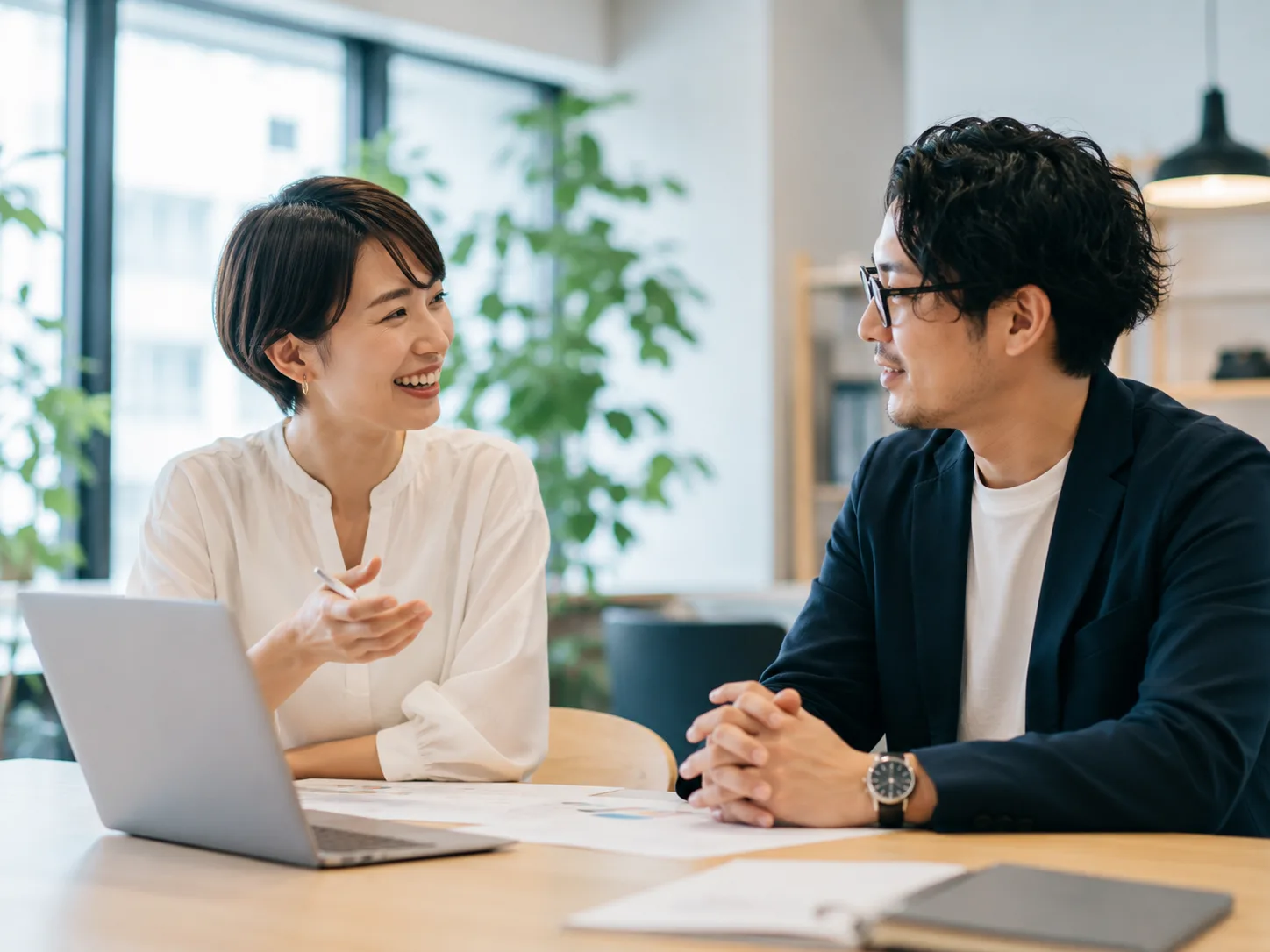 IT PROが顧客と打ち合わせしている場面